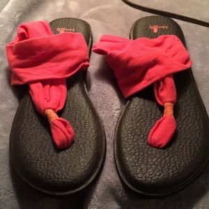 Sanuk women’s yoga slings size 8 coral color